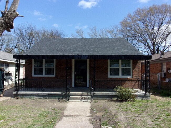 property at 1594 Oakwood St