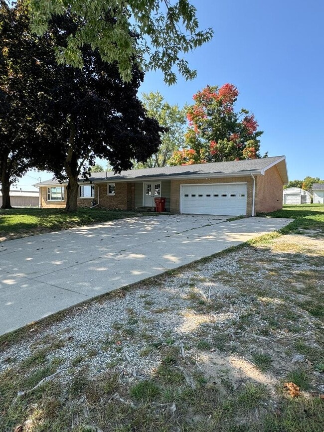 6451 Alpine Ave NW in Comstock Park, MI - Building Photo - Building Photo