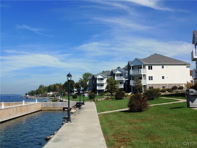 34 Dockside Dr in Morristown, NY - Foto de edificio - Building Photo
