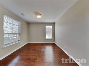 10401 Turning Leaf Trail in Fort Worth, TX - Foto de edificio - Building Photo