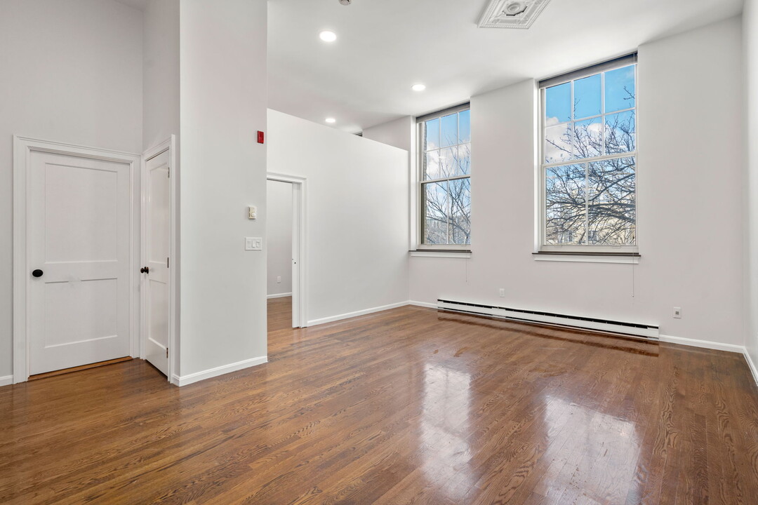 350 W 4th St, Unit 207 in Boston, MA - Building Photo