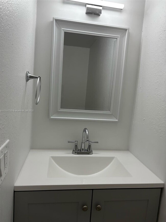 1305 W 53rd St in Hialeah, FL - Building Photo - Building Photo
