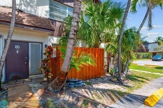 3200 NW 5th Terrace in Pompano Beach, FL - Foto de edificio - Building Photo