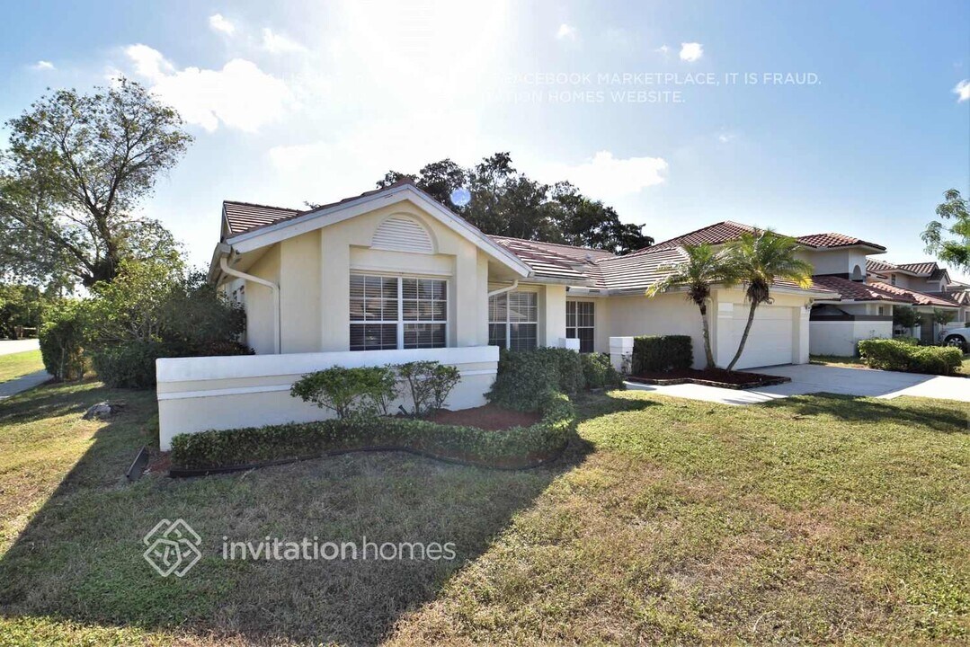 9568 E Lake Dr in Boca Raton, FL - Building Photo