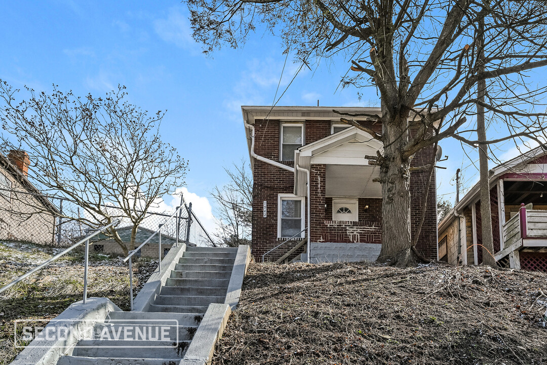 1942 Laketon Rd in Pittsburgh, PA - Building Photo