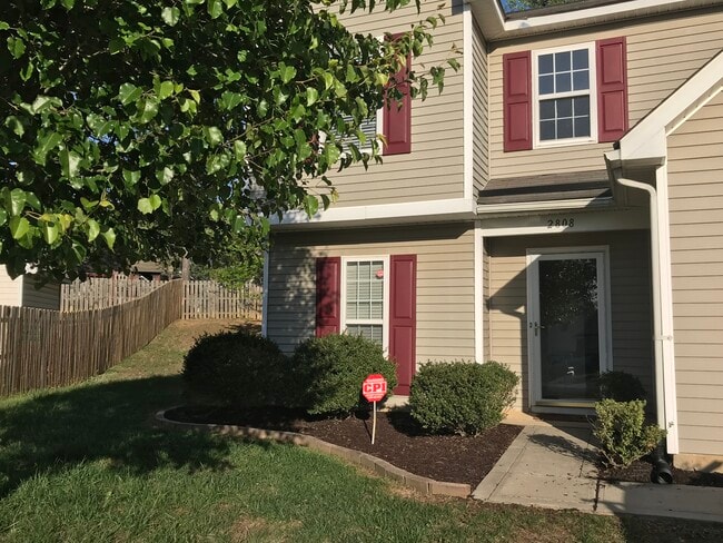 2808 Cougar Hill Ct in Charlotte, NC - Foto de edificio - Building Photo