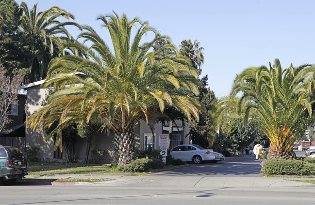 Parkway Pines in Hayward, CA - Building Photo - Building Photo