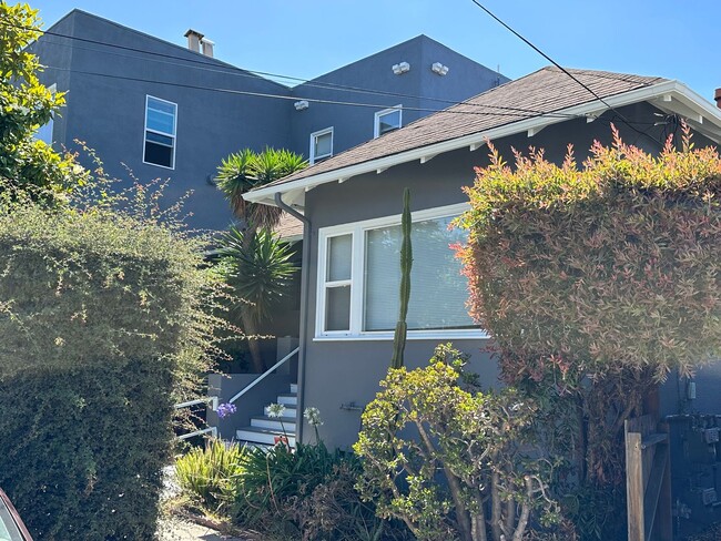 817 52nd St in Oakland, CA - Building Photo - Building Photo