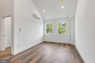 7037 Ridge Ave in Philadelphia, PA - Building Photo - Building Photo