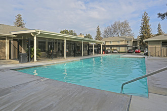 Autumn Run Apartments in Woodland, CA - Foto de edificio - Building Photo