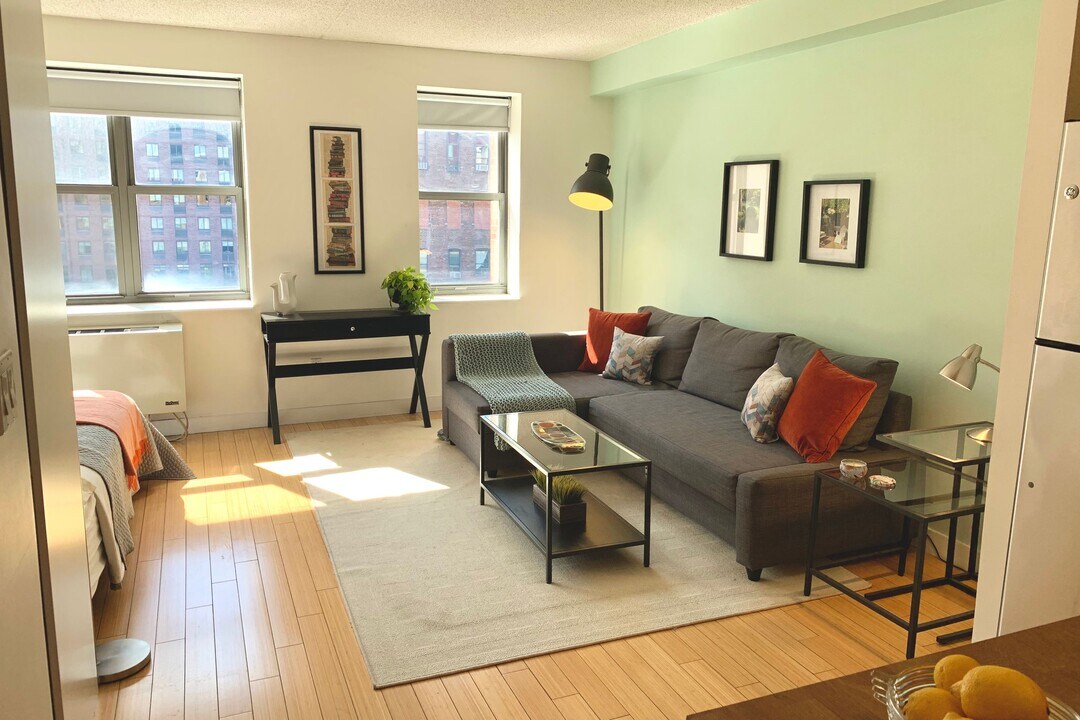 516 W 47th St in New York, NY - Building Photo