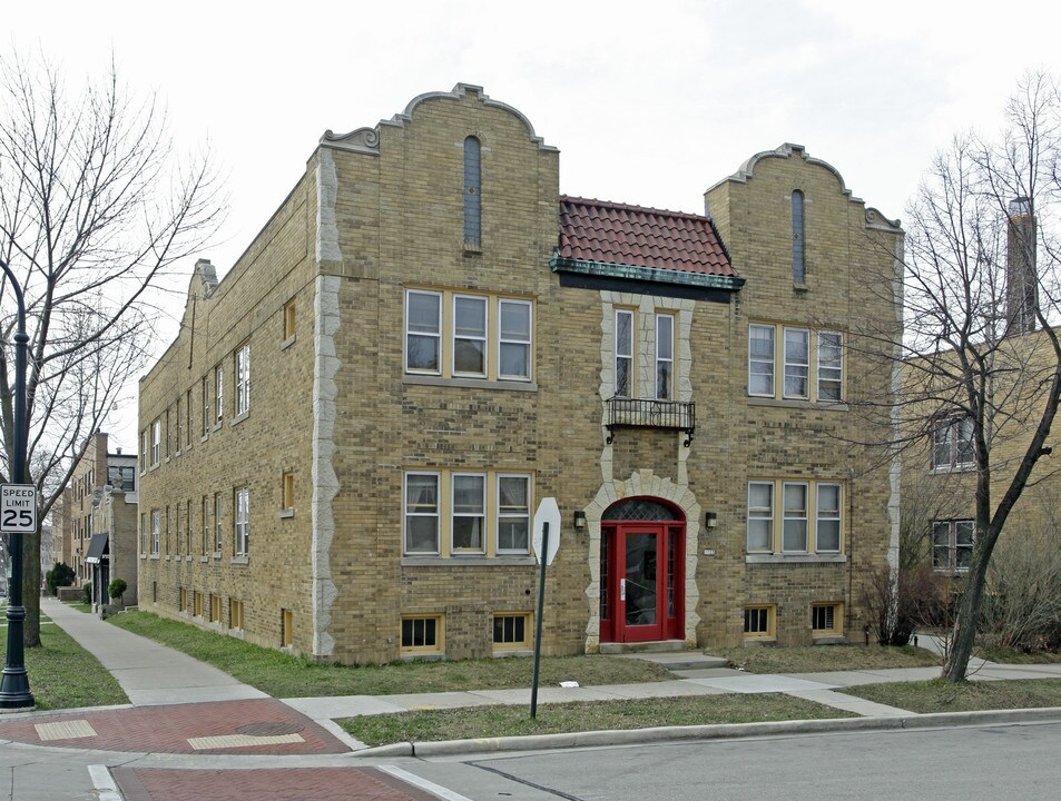 1723 E Beverly Rd in Shorewood, WI - Foto de edificio