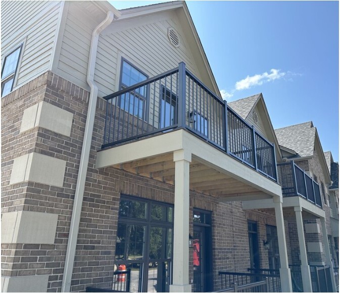 Foxtown Townhomes in Mequon, WI - Building Photo