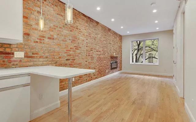 341 W 48th St in New York, NY - Building Photo