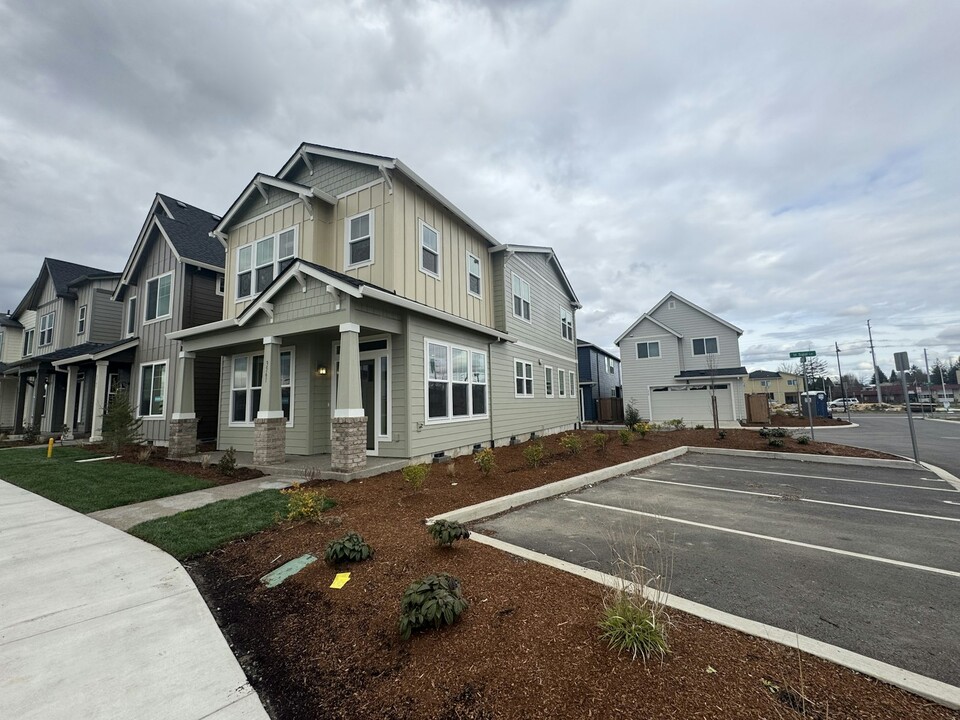 3561 SE Salal Ln in Hillsboro, OR - Building Photo
