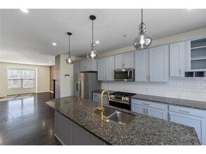 8085 Central Park Way in Maple Grove, MN - Foto de edificio - Building Photo