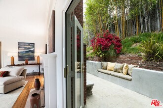 7911 Hillside Ave in Los Angeles, CA - Foto de edificio - Building Photo