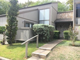 1905 West Ln in Kerrville, TX - Building Photo