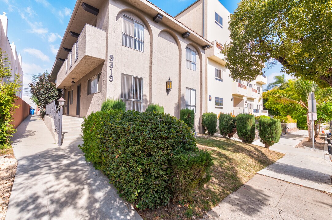 9319 Alcott St in Los Angeles, CA - Building Photo