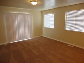 7489 S Valley Maple Dr in West Jordan, UT - Building Photo - Building Photo