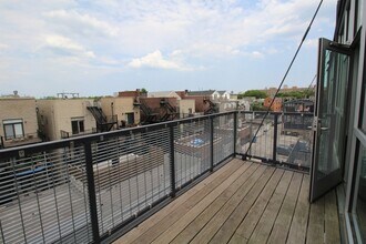 1540 W Fullerton Ave, Unit 407-PH in Chicago, IL - Building Photo - Building Photo