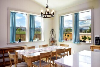 214 Oak Crest Way in Medford, OR - Building Photo - Building Photo