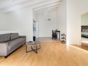 2005 Pullman Ln, Unit 2 in Redondo Beach, CA - Foto de edificio - Building Photo