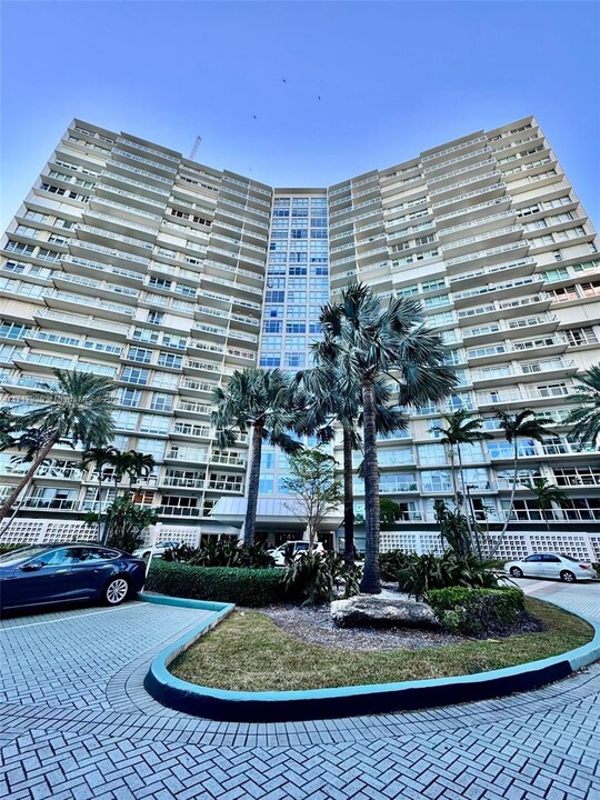 2451 Brickell Ave, Unit 6E in Miami, FL - Foto de edificio