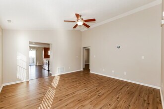 648 Cloverfield Ln in Greenwood, IN - Building Photo - Building Photo