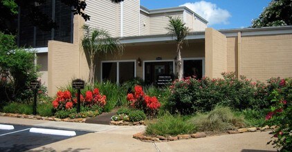 Creekside Villas Apartments in Houston, TX - Building Photo - Building Photo