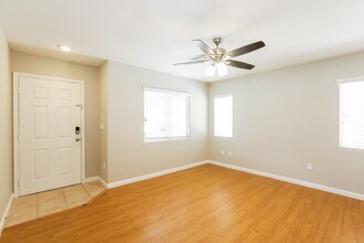 8752 S Cadence Crossing Way in Las Vegas, NV - Building Photo - Building Photo