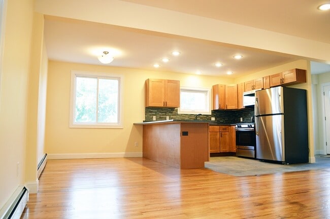 272 Manhattan Dr in Burlington, VT - Building Photo - Building Photo