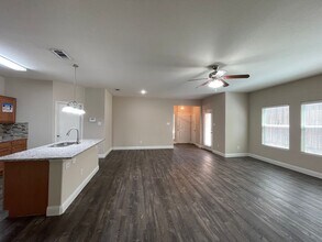 1237 Grand Central Pkwy in Fort Worth, TX - Foto de edificio - Building Photo