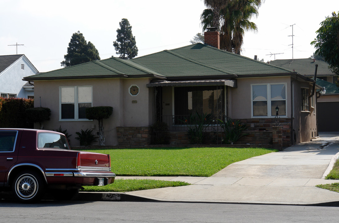 218 N Locust St in Inglewood, CA - Building Photo