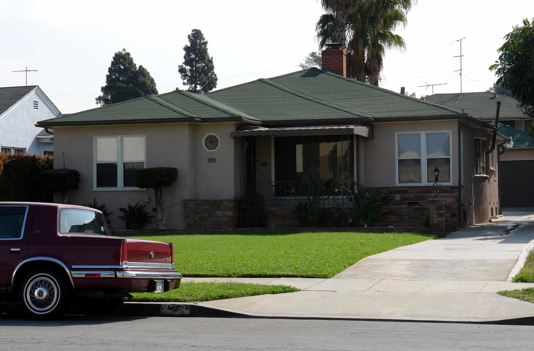 218 N Locust St in Inglewood, CA - Foto de edificio