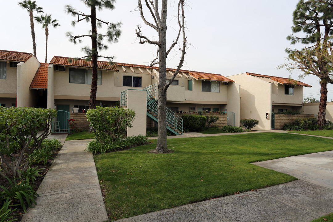 Hacienda West in Orange, CA - Building Photo