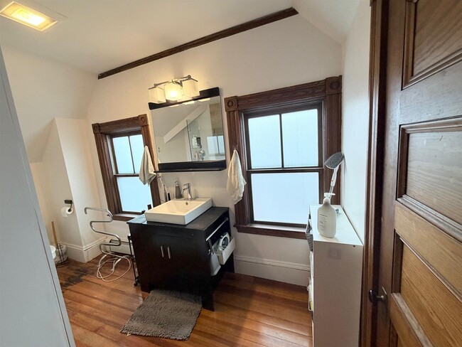 13 Linden St, Unit 2 in Somerville, MA - Building Photo - Building Photo