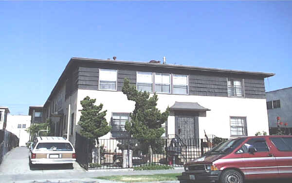 1042 N Normandie Ave in Los Angeles, CA - Foto de edificio