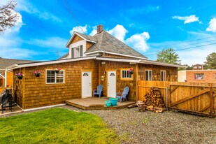 910 N. Pacific Hwy, Unit 2 in Long Beach, WA - Building Photo