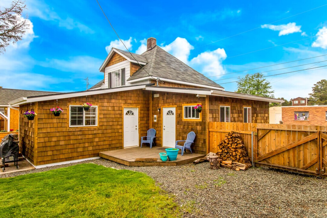 910 N. Pacific Hwy, Unit 2 in Long Beach, WA - Building Photo