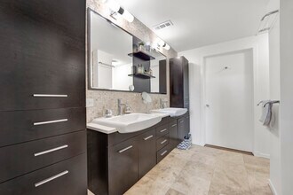 360 W Illinois St in Chicago, IL - Building Photo - Building Photo