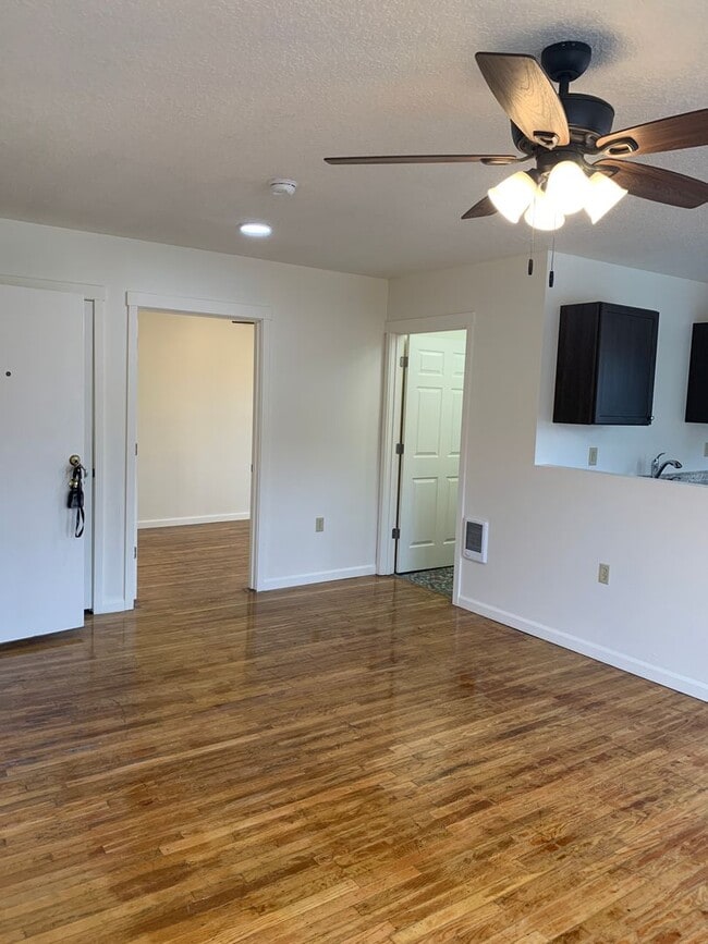 608 SE Tacoma St in Portland, OR - Building Photo - Building Photo