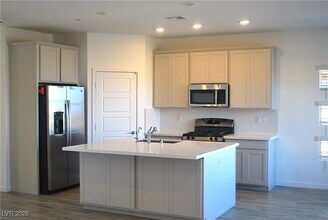 896 Kings Clf Ln in Las Vegas, NV - Building Photo - Building Photo