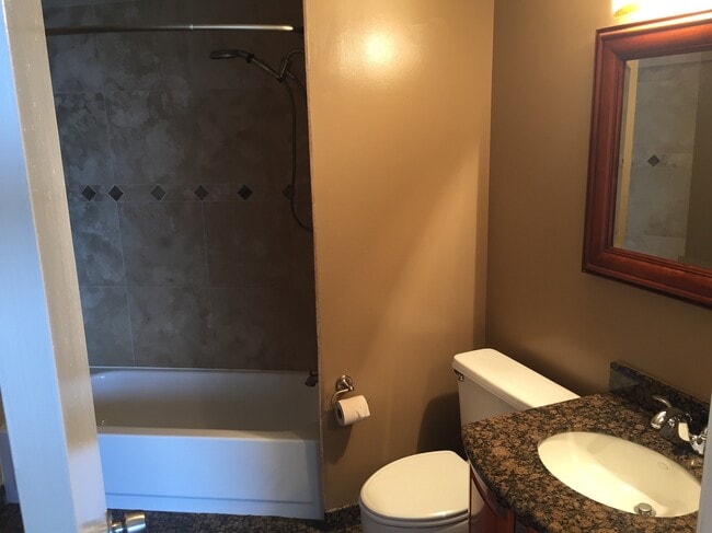 6363 Christie Ave, Unit 1911 in Emeryville, CA - Building Photo - Building Photo