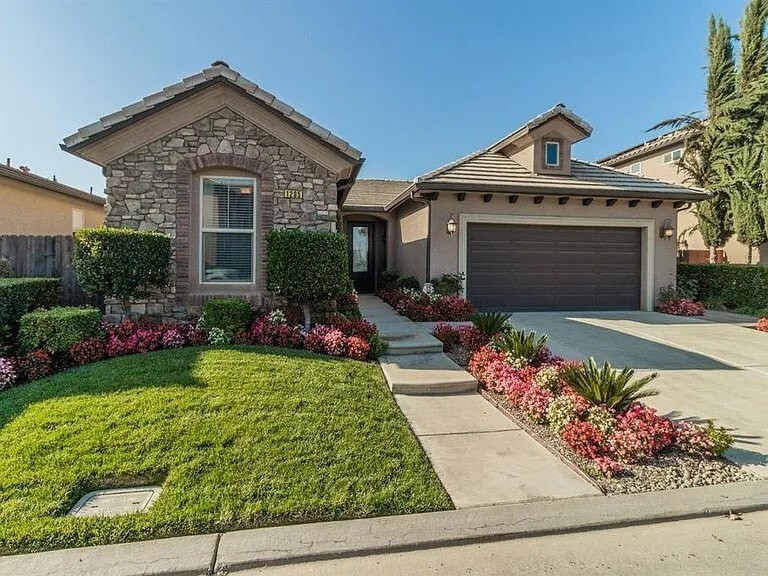 1295 E Via Estrella Dr in Fresno, CA - Building Photo