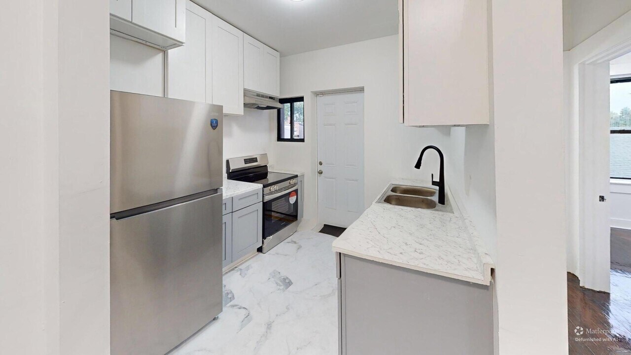 2401 E 75th St in Chicago, IL - Building Photo