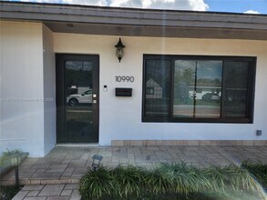 10990 SW 57th St in Miami, FL - Foto de edificio - Building Photo