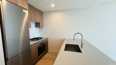 131-02 40th Rd-Unit -12D in Queens, NY - Building Photo - Building Photo