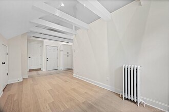 12 Thomas Pl in New Rochelle, NY - Building Photo - Building Photo