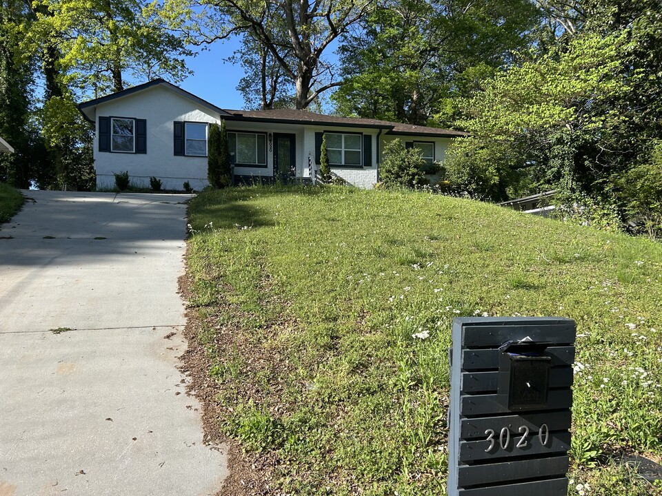 3020 Pasadena Dr in Decatur, GA - Building Photo